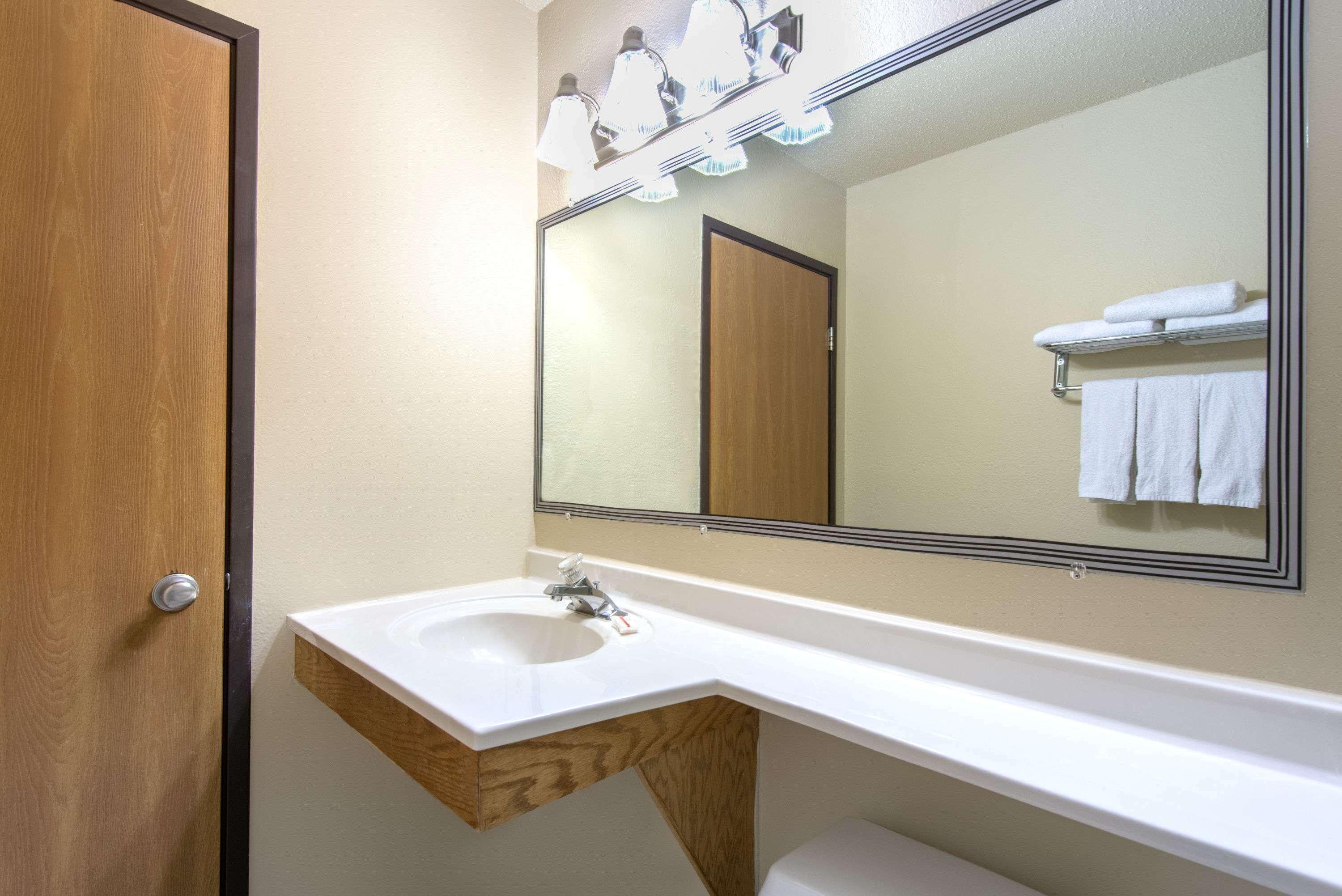 Super 8 By Wyndham Youngstown/Austintown Exterior photo