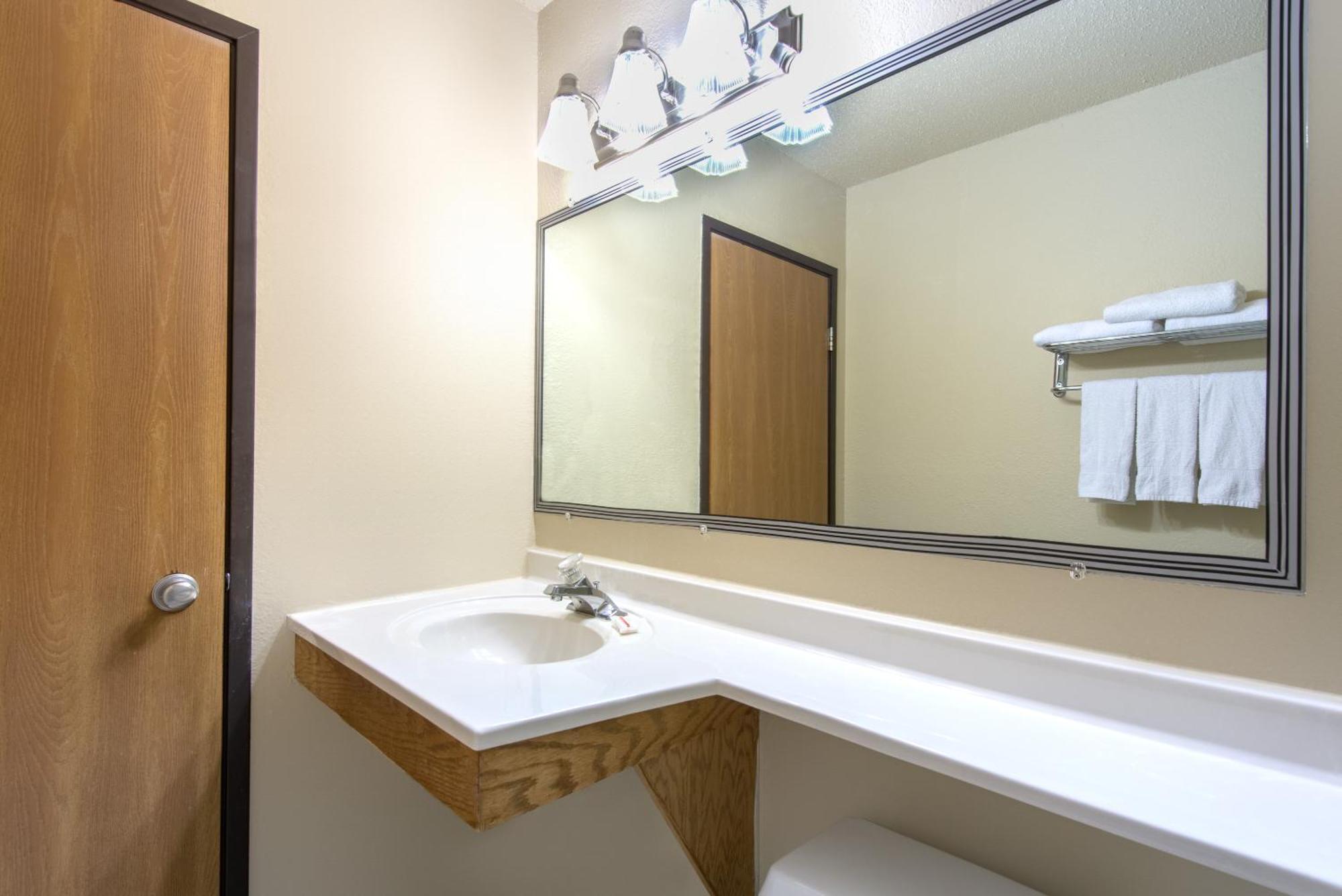 Super 8 By Wyndham Youngstown/Austintown Exterior photo